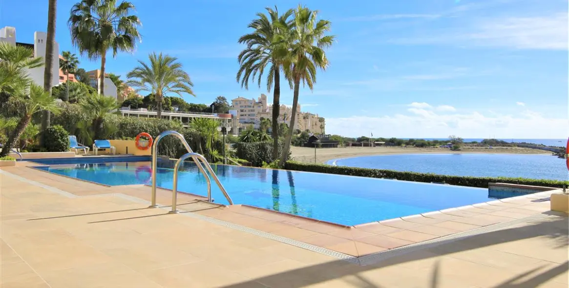 Short-term rent of middle floor apartment in Estepona 20