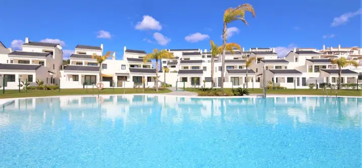 Short-term rent of middle floor apartment in Estepona 1