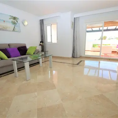 Short-term rent of middle floor apartment in Estepona