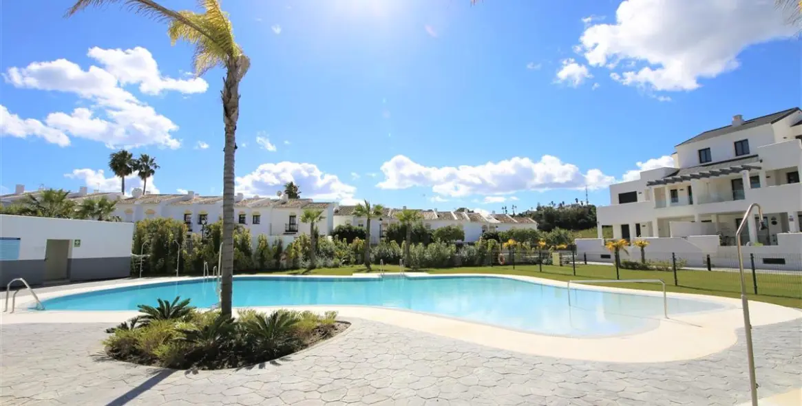 Short-term rent of middle floor apartment in Estepona 8