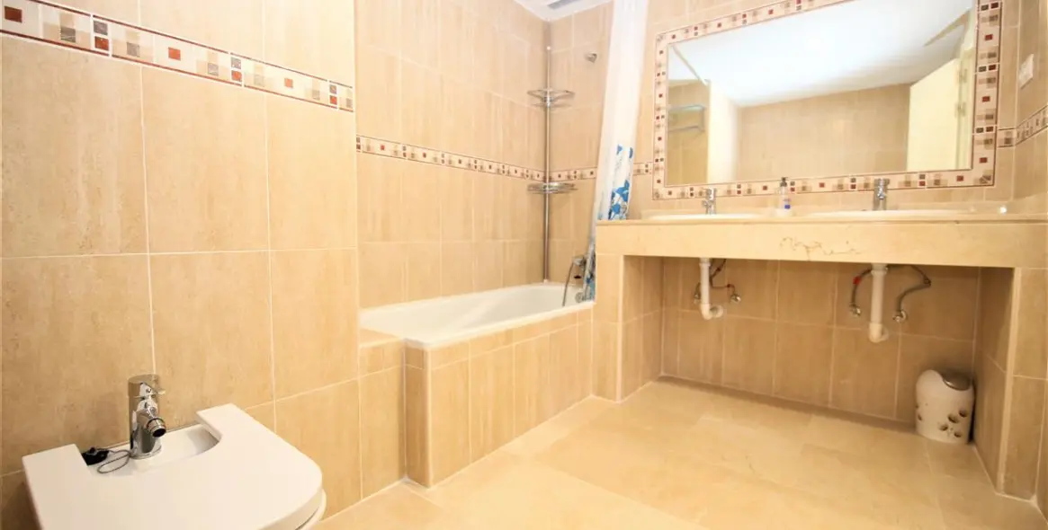 Short-term rent of middle floor apartment in Estepona 9