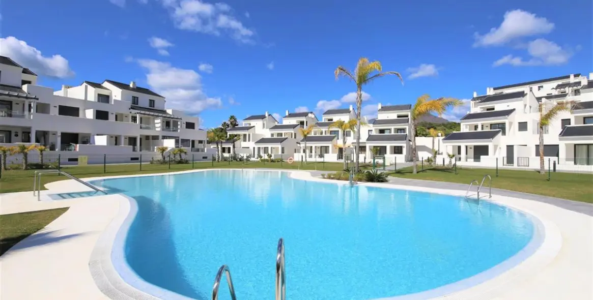 Short-term rent of middle floor apartment in Estepona 19