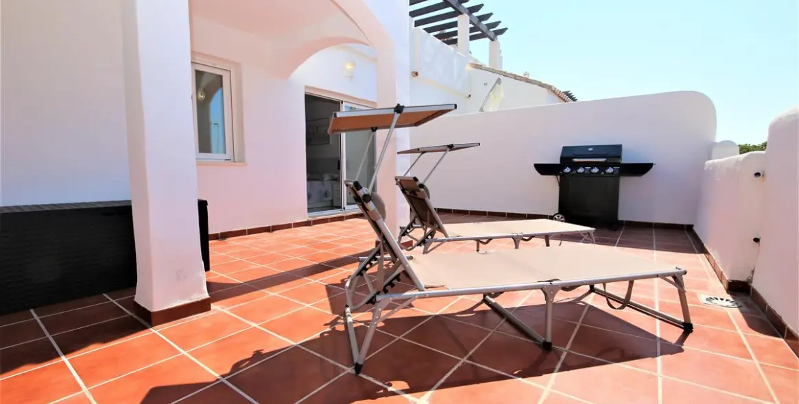 Short-term rent of middle floor apartment in Estepona 21