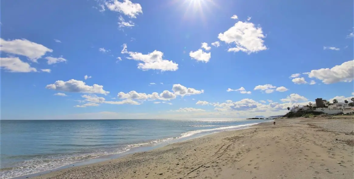 Short-term rent of middle floor apartment in Estepona 24