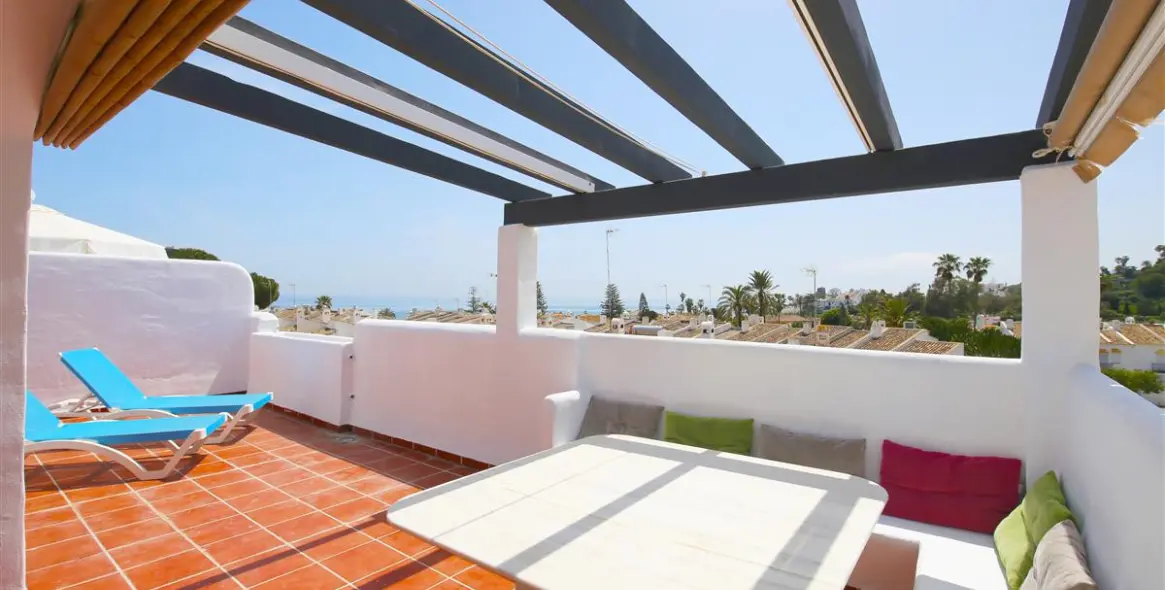 Short-term rent of middle floor apartment in Estepona 1