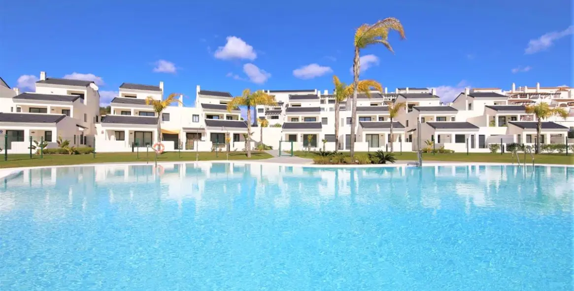 Short-term rent of middle floor apartment in Estepona 2