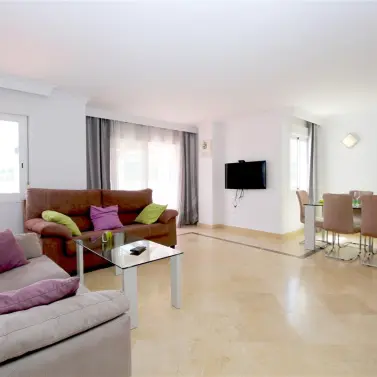 Short-term rent of middle floor apartment in Estepona