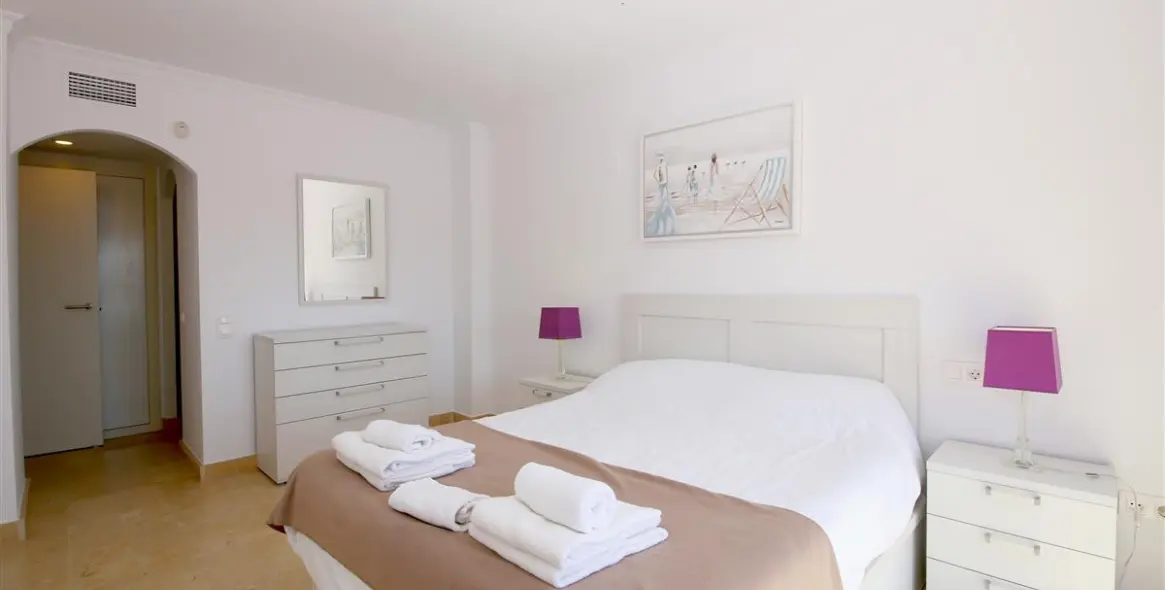 Short-term rent of middle floor apartment in Estepona 10