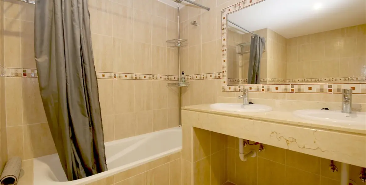 Short-term rent of middle floor apartment in Estepona 11