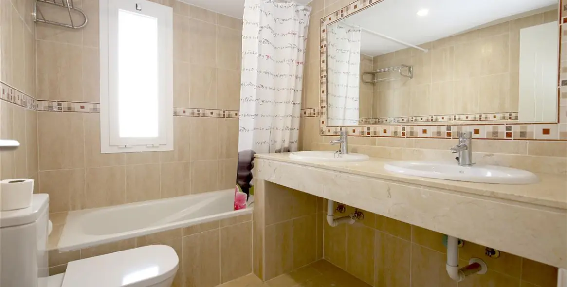 Short-term rent of middle floor apartment in Estepona 15