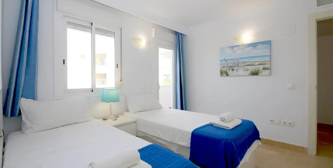 Short-term rent of middle floor apartment in Estepona 16