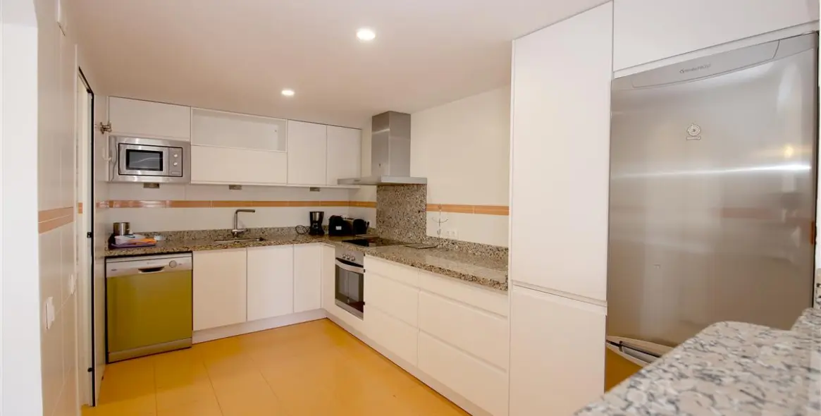 Short-term rent of middle floor apartment in Estepona 17