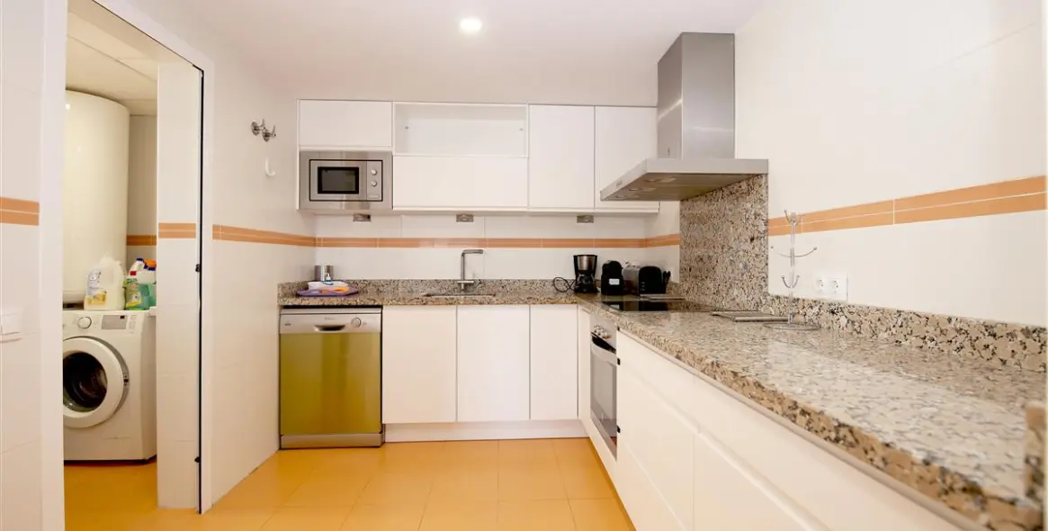 Short-term rent of middle floor apartment in Estepona 18