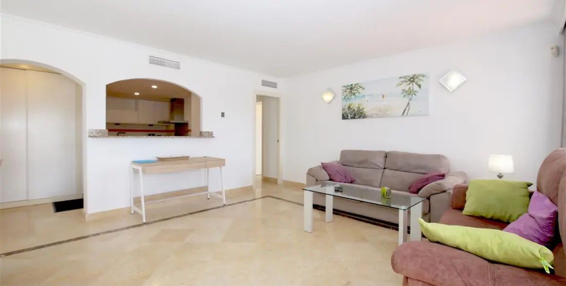 Short-term rent of middle floor apartment in Estepona 19