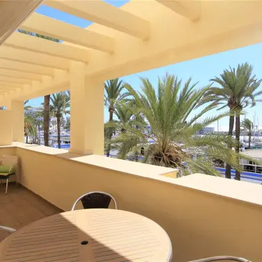 Краткосрочная аренда апартаментов на среднем этаже в Estepona