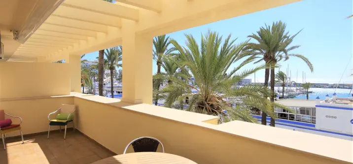 Краткосрочная аренда апартаментов на среднем этаже в Estepona 0