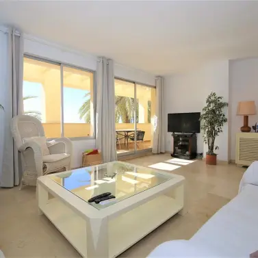 Краткосрочная аренда апартаментов на среднем этаже в Estepona