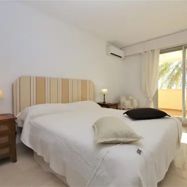 Краткосрочная аренда апартаментов на среднем этаже в Estepona