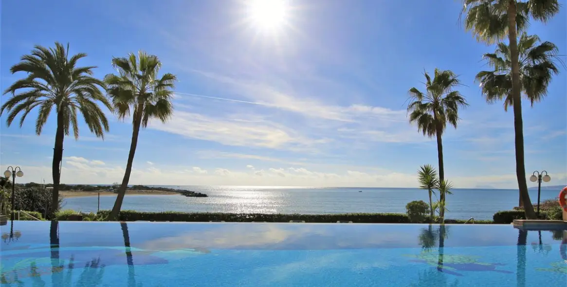 Alquiler a corto plazo de apartamento en planta baja en Estepona 1