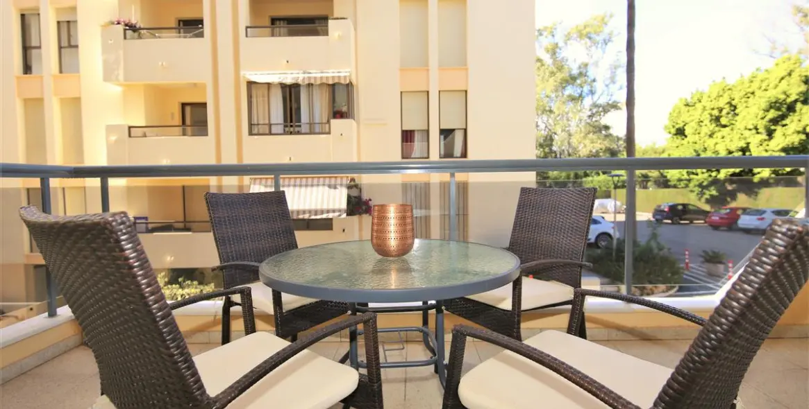 Alquiler a corto plazo de apartamento en planta baja en Estepona 2