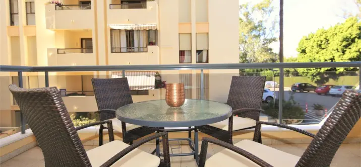 Alquiler a corto plazo de apartamento en planta baja en Estepona 1