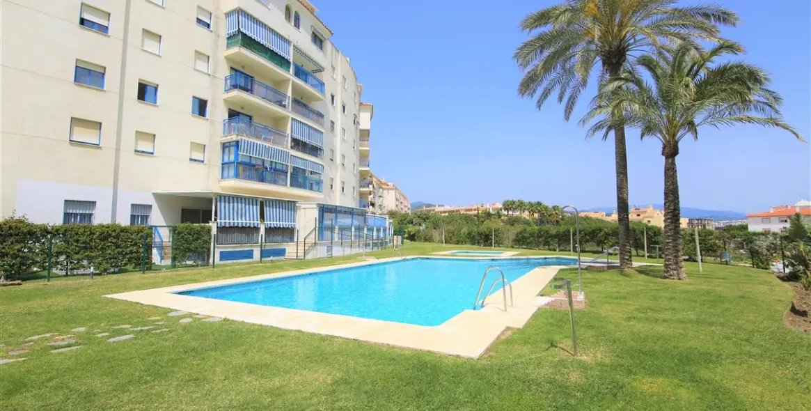 Short-term rent of middle floor apartment in Estepona 2