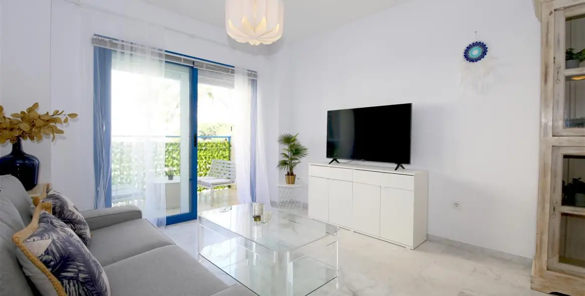 Short-term rent of middle floor apartment in Estepona 3