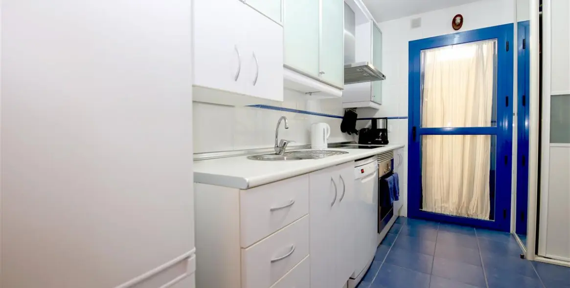 Short-term rent of middle floor apartment in Estepona 6