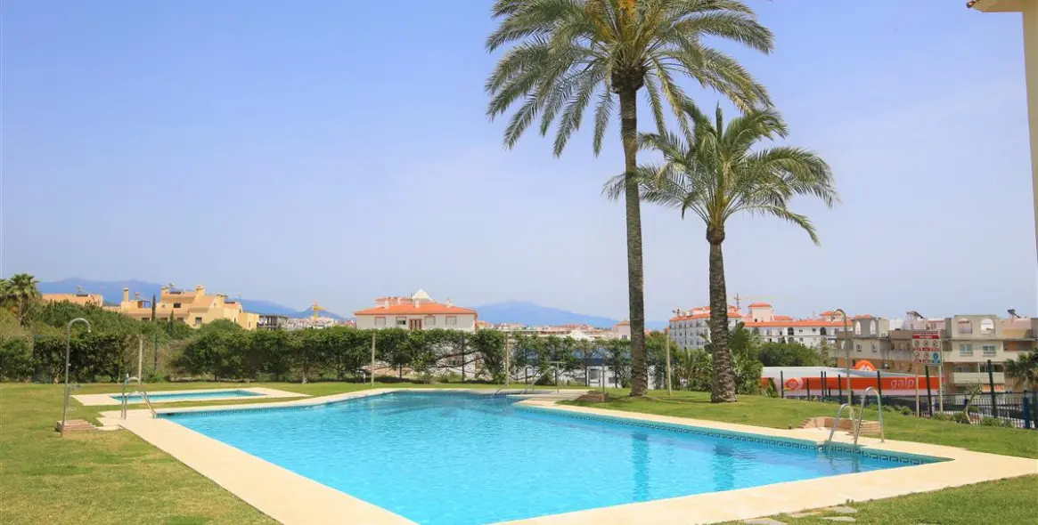 Short-term rent of middle floor apartment in Estepona 10