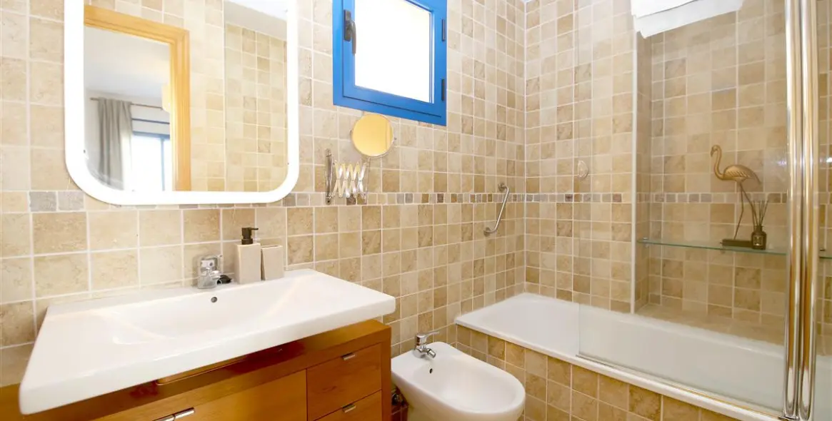 Short-term rent of middle floor apartment in Estepona 13