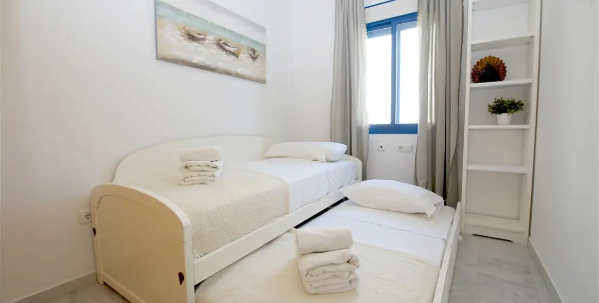 Short-term rent of middle floor apartment in Estepona 14