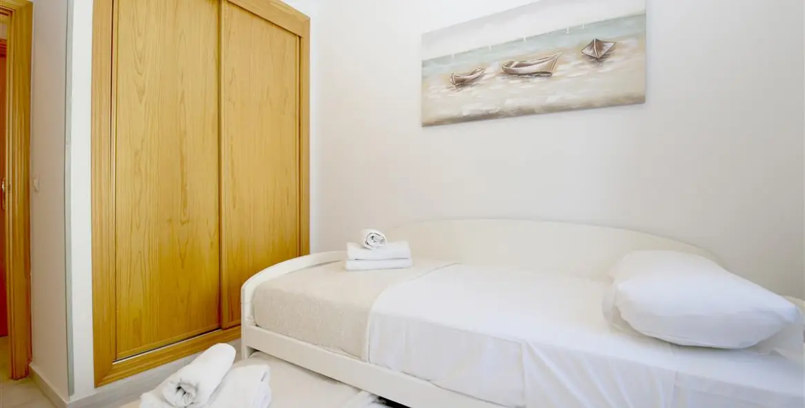 Short-term rent of middle floor apartment in Estepona 15