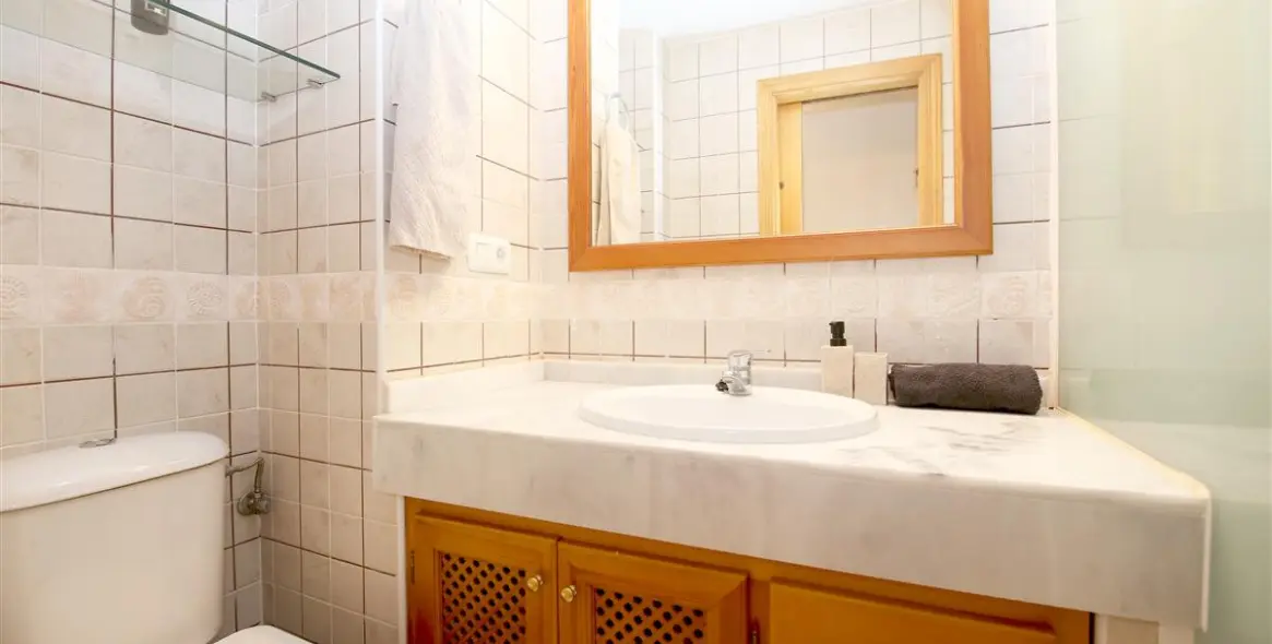 Short-term rent of middle floor apartment in Estepona 16