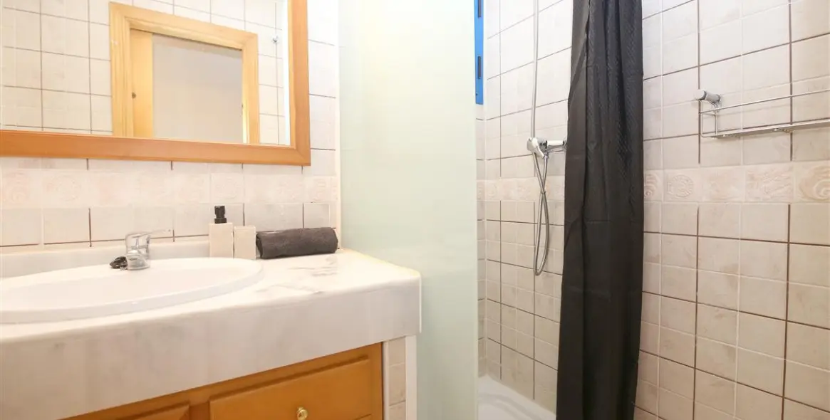 Short-term rent of middle floor apartment in Estepona 17