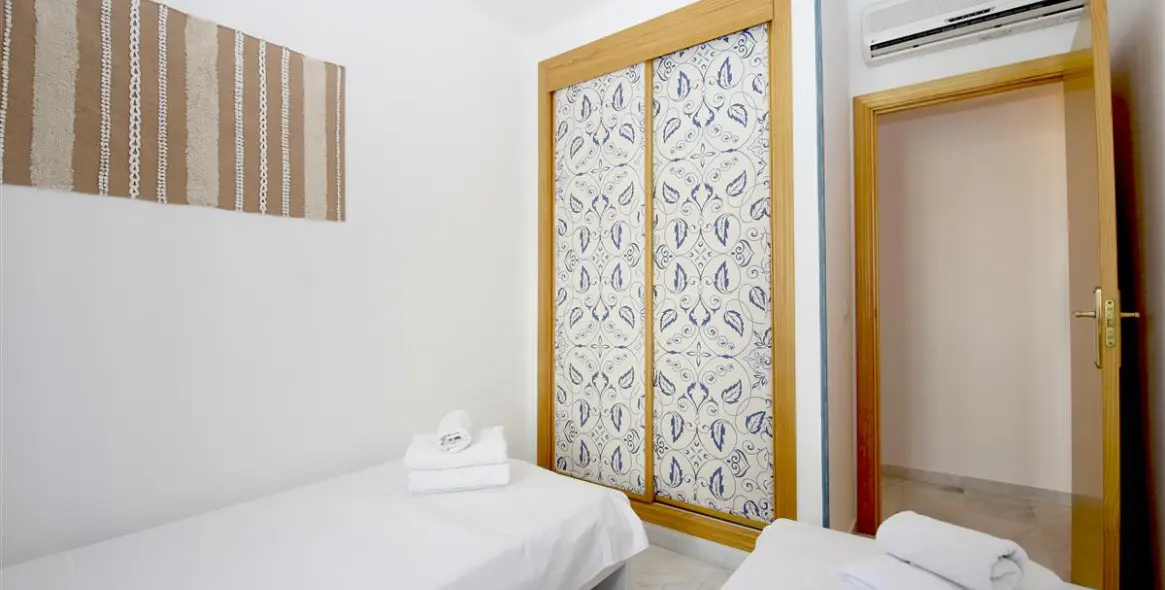 Short-term rent of middle floor apartment in Estepona 19