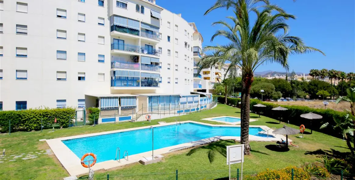 Short-term rent of middle floor apartment in Estepona 21