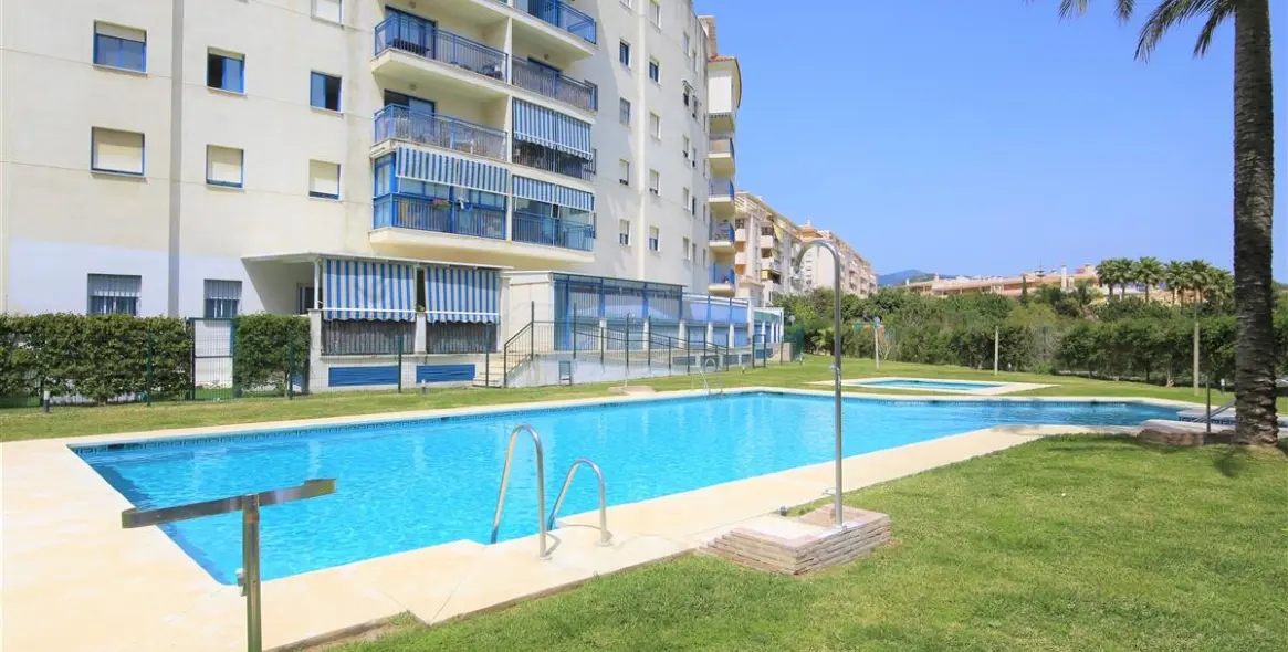 Short-term rent of middle floor apartment in Estepona 23