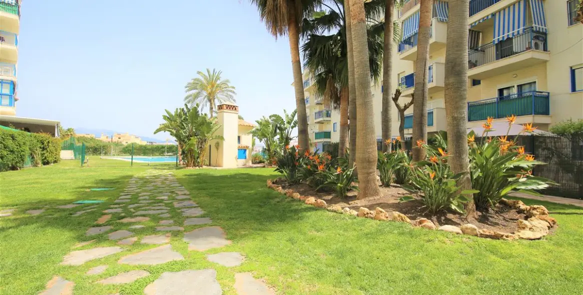 Short-term rent of middle floor apartment in Estepona 24