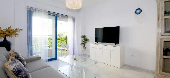 Short-term rent of middle floor apartment in Estepona 2