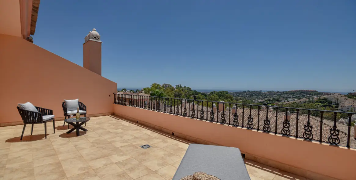 Long-term rent of penthouse duplex in Nueva Andalucía 11
