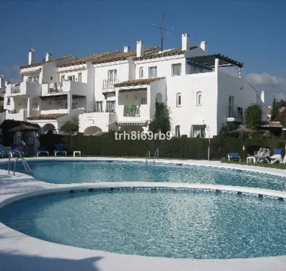 Краткосрочная аренда апартаментов на среднем этаже в Benavista