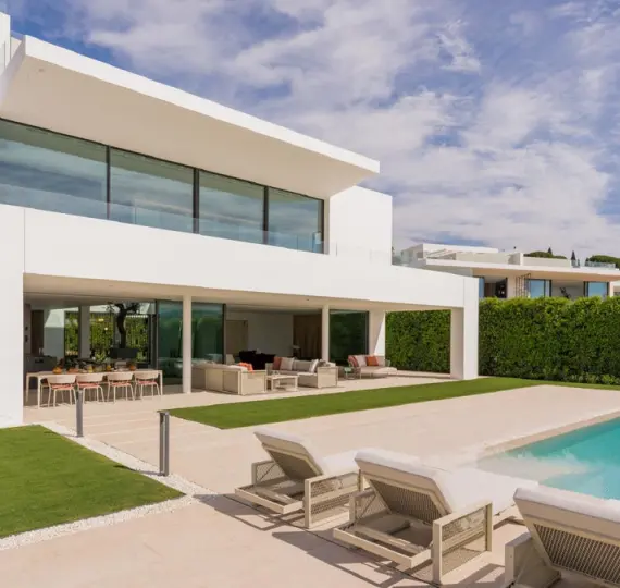 Detached villa R5135956