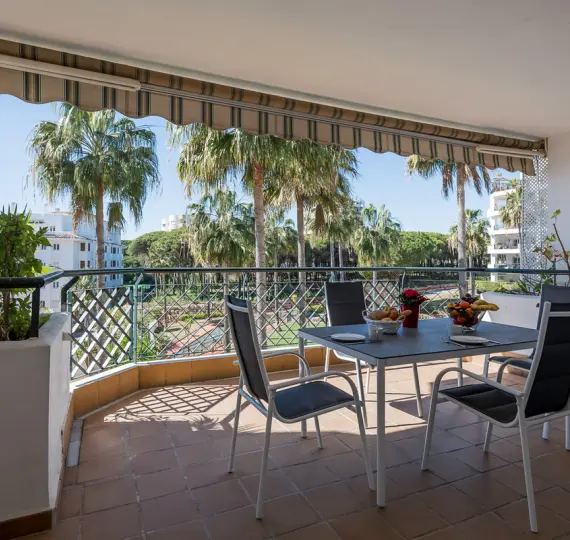 Краткосрочная аренда апартаментов на среднем этаже в Calahonda