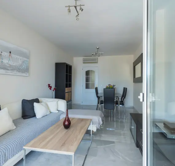 Краткосрочная аренда апартаментов на среднем этаже в Calahonda