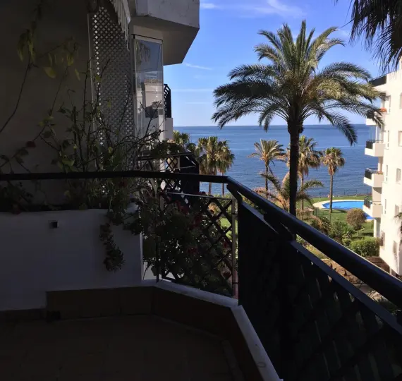 Краткосрочная аренда апартаментов на среднем этаже в Calahonda