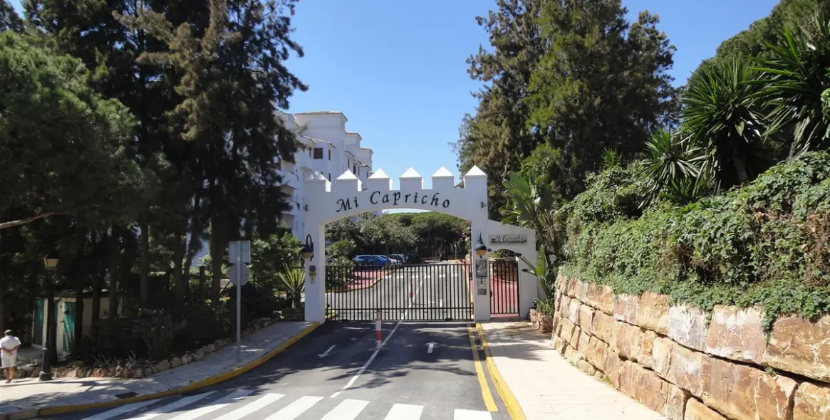 Краткосрочная аренда апартаментов на среднем этаже в Calahonda 18