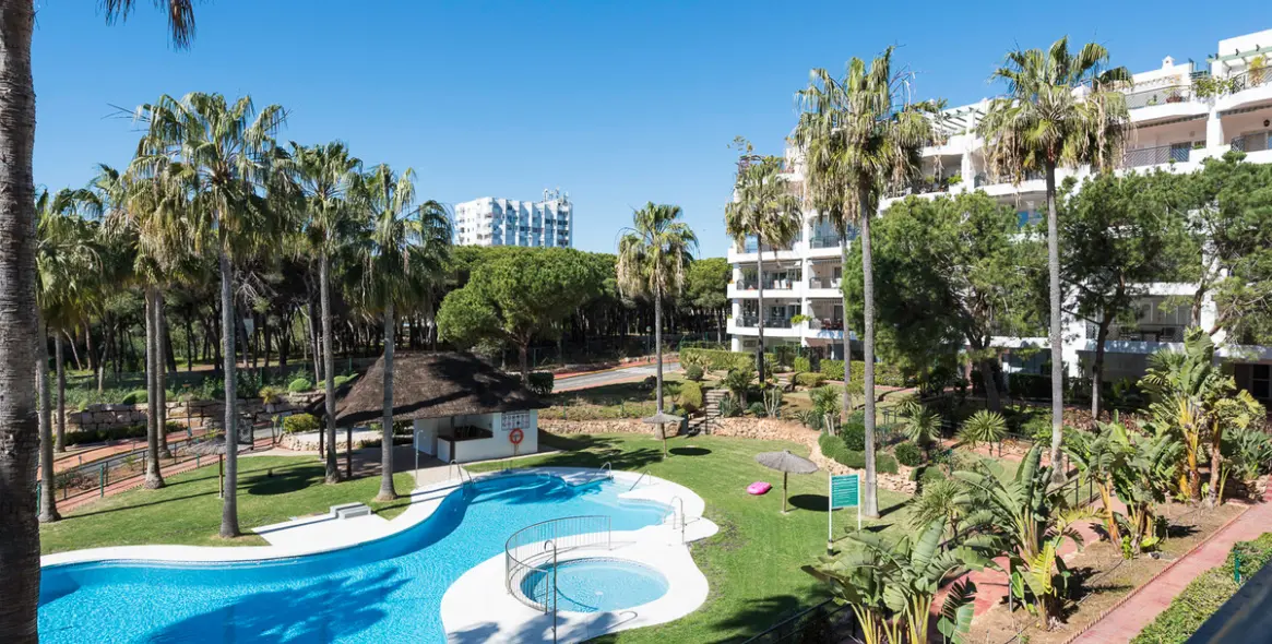 Краткосрочная аренда апартаментов на среднем этаже в Calahonda 20