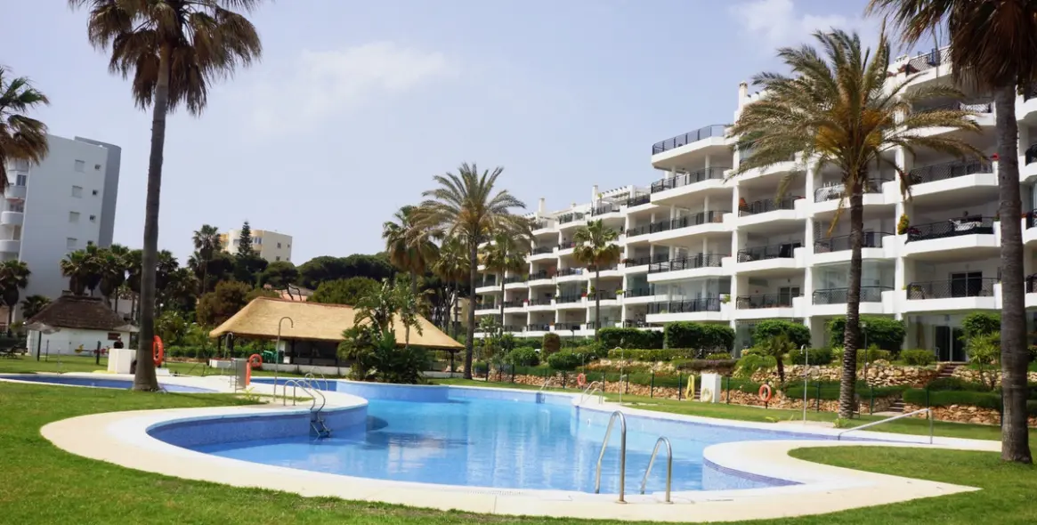 Краткосрочная аренда апартаментов на среднем этаже в Calahonda 30