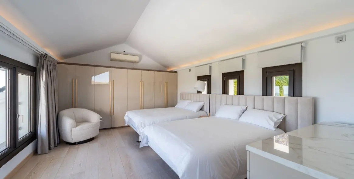 Sale of detached villa in Los Flamingos 30