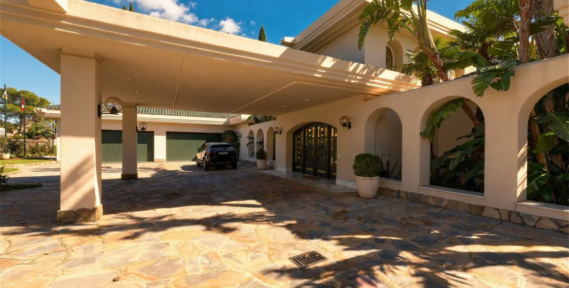 Sale of detached villa in Río Real 11